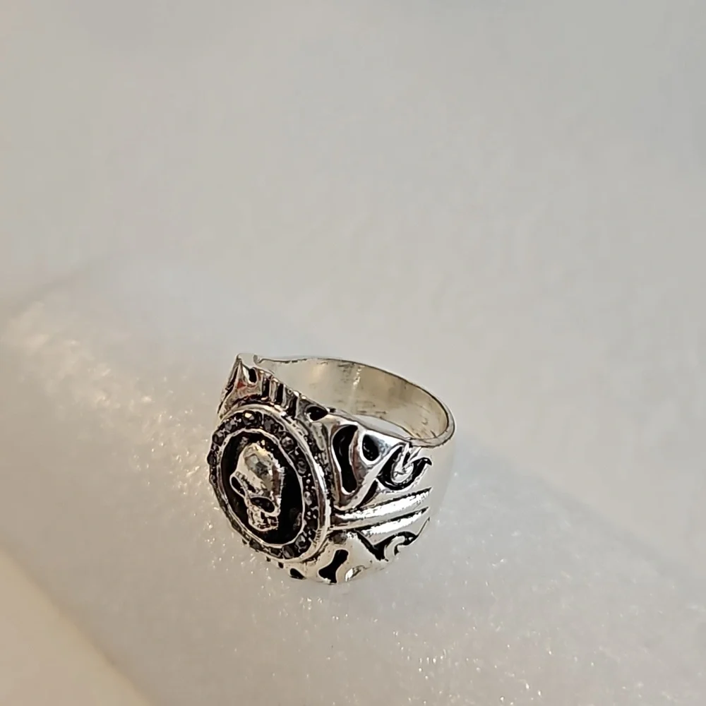 PIRATE SKULL W/ Rhinestones Size 14 Silvertone Ring